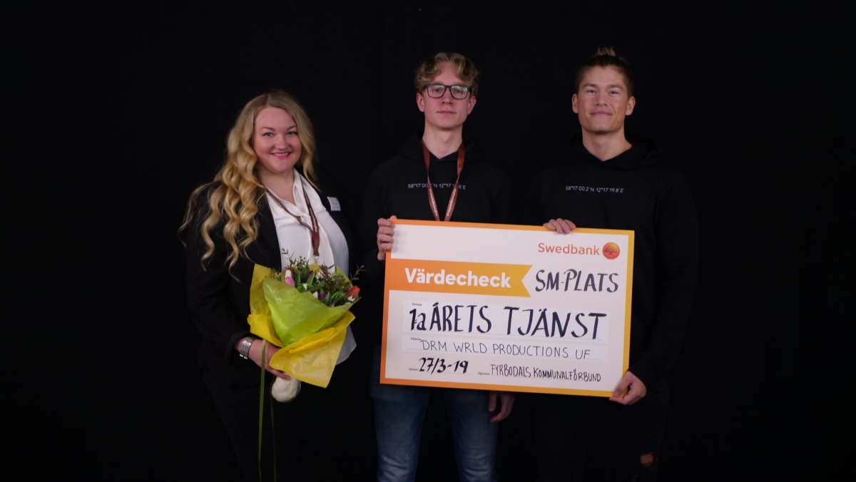 Tanja Hjertquist delar ut pris i kategorin "Årets tjänst" på UF-mässan 2019.