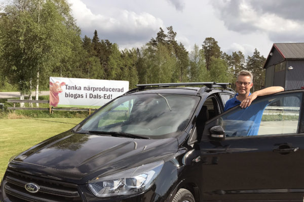 Martin Carling kör biogasbil. Dals-Ed.