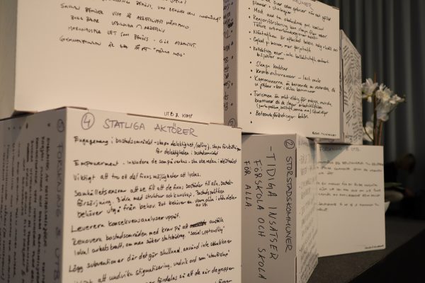 Bilden visar kuber med anteckningar från mötet.