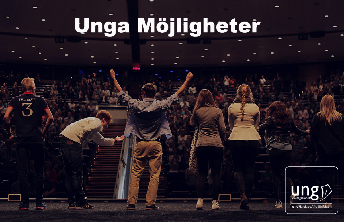 Unga människor på en scen framför publik.