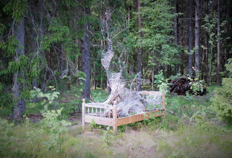 Konstverket "Sängen" ser ut som en säng som är utplacerad i en skog.