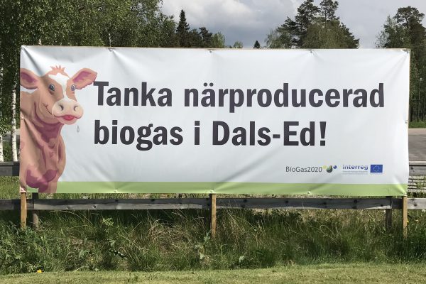 Banderoll med texten Tanka närproducerad biogas i Dals-Ed.