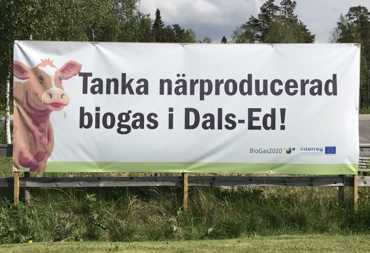 Banderoll med texten Tanka närproducerad biogas i Dals-Ed.