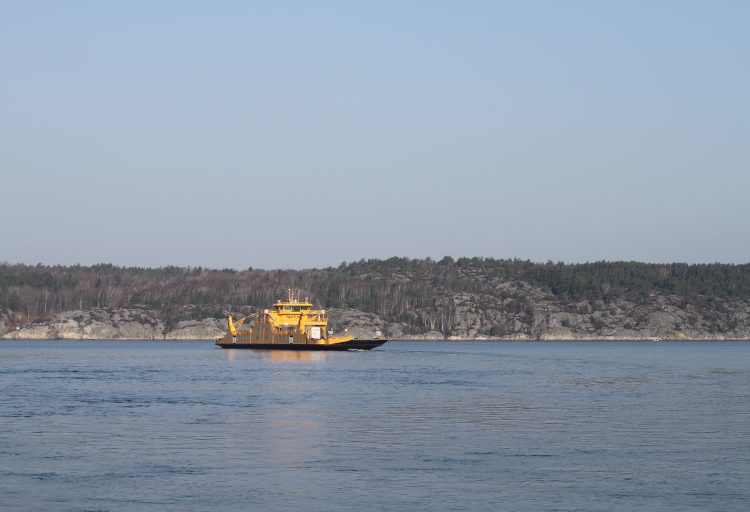 Bilden föreställer en färja på Gullmarsfjorden