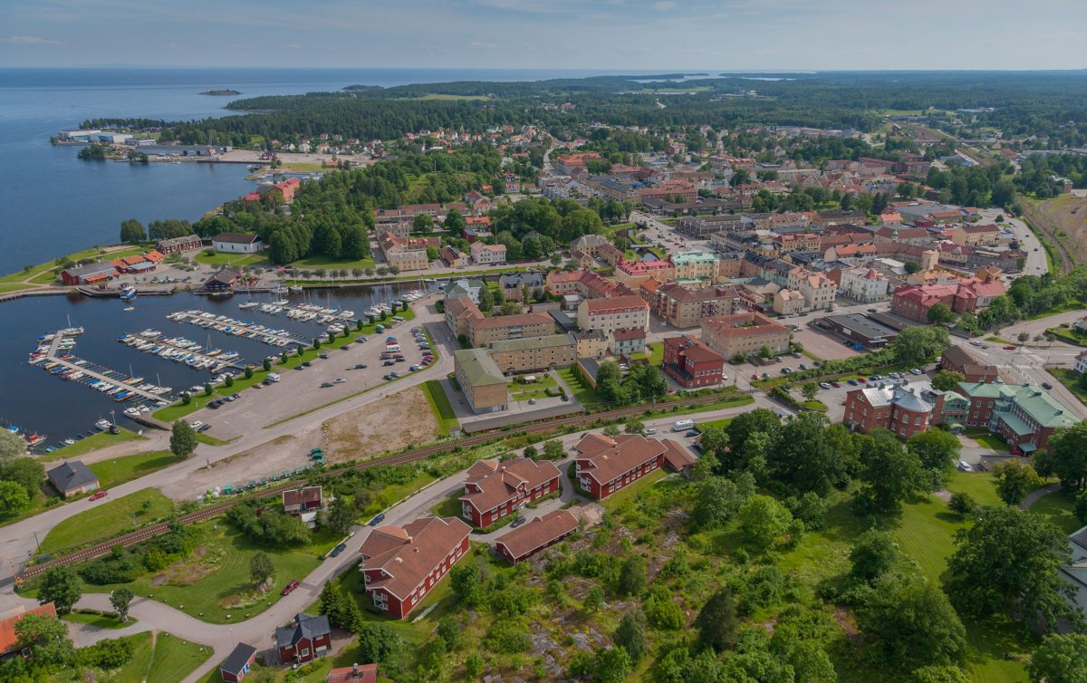 Flygbild över centrala Åmål.