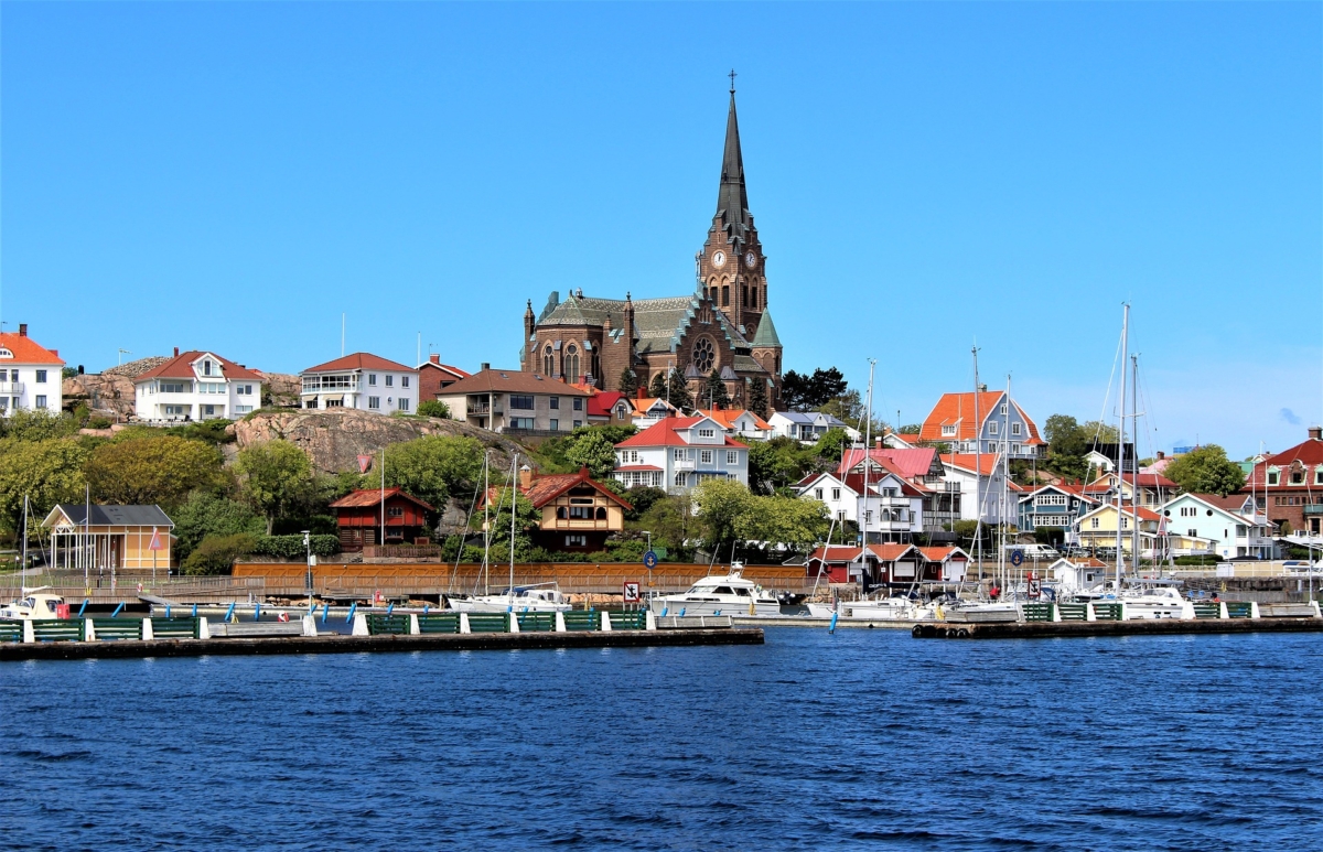 Vy över stadskärnan i Lysekil med kyrkan som dominerande byggnade.