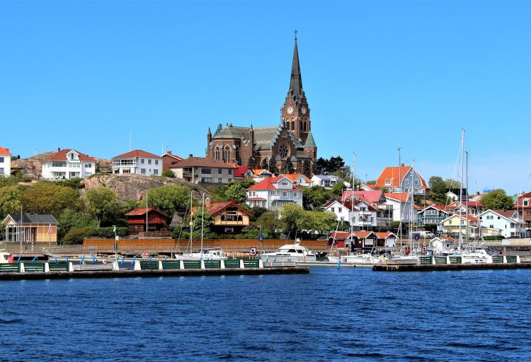 Vy över stadskärnan i Lysekil med kyrkan som dominerande byggnade.