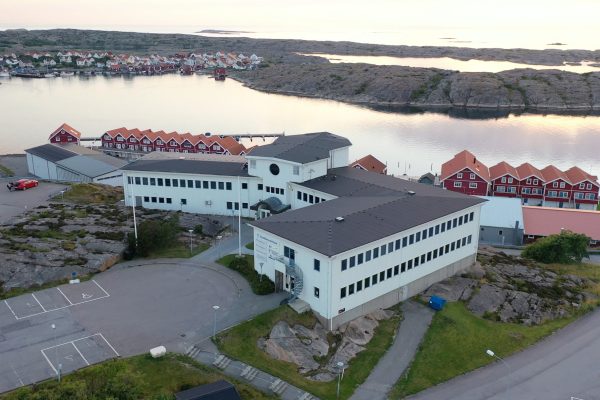 Flygbild över Symbioscentrum i Kungshamn. I bakgrunden syns en del av Smögen.