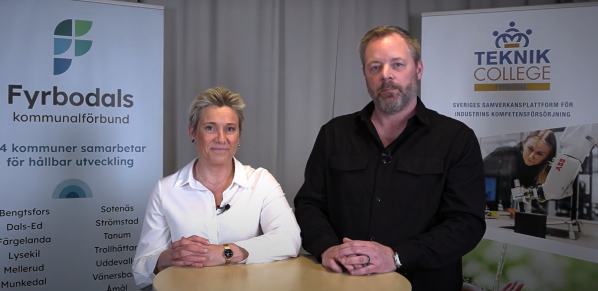 En man och en kvinna med två rollups o bakgrunden. På den vänstra står det Fyrbodals kommunalförbund och på den högra Teknikcollege.