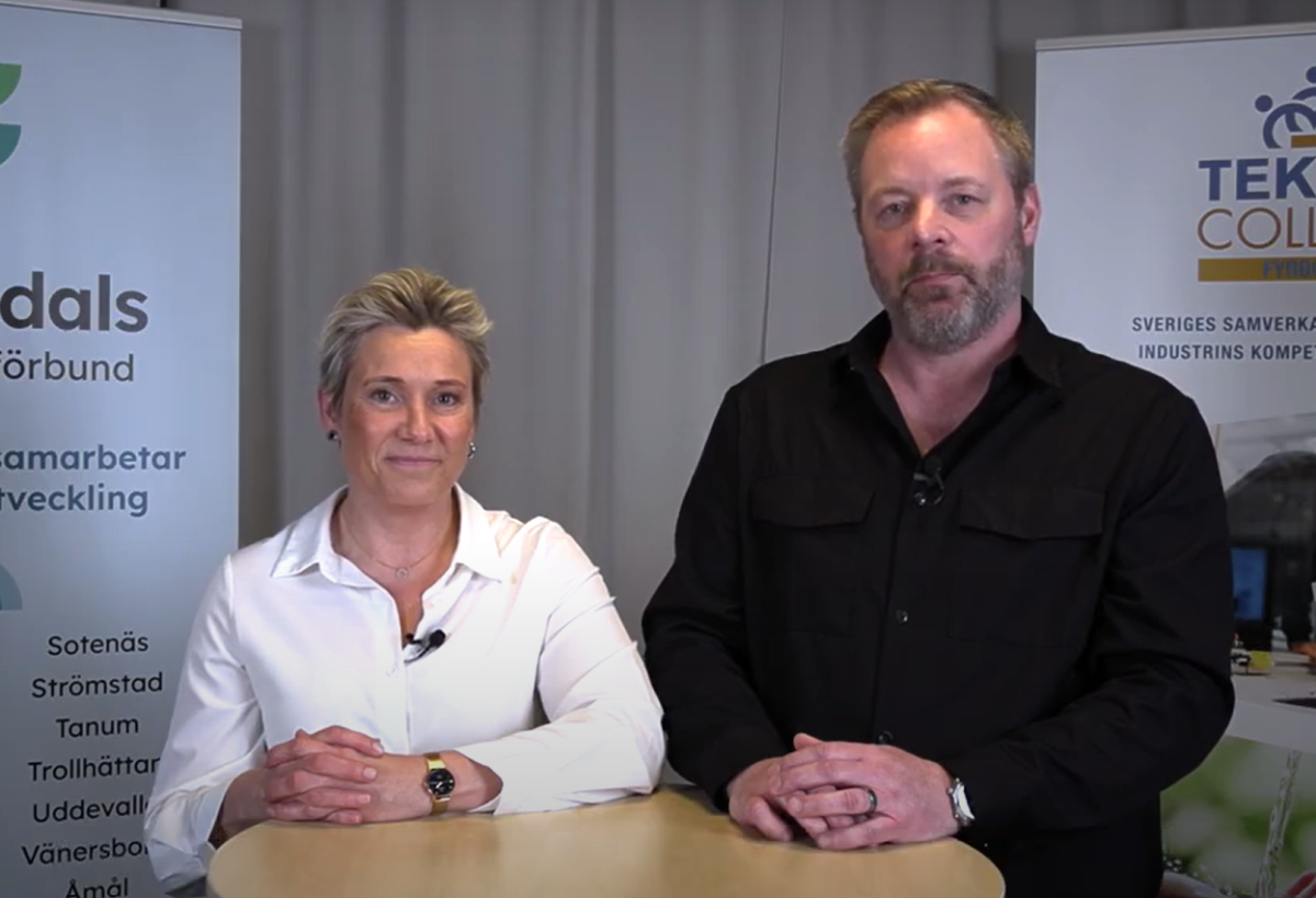 En man och en kvinna med två rollups o bakgrunden. På den vänstra står det Fyrbodals kommunalförbund och på den högra Teknikcollege.