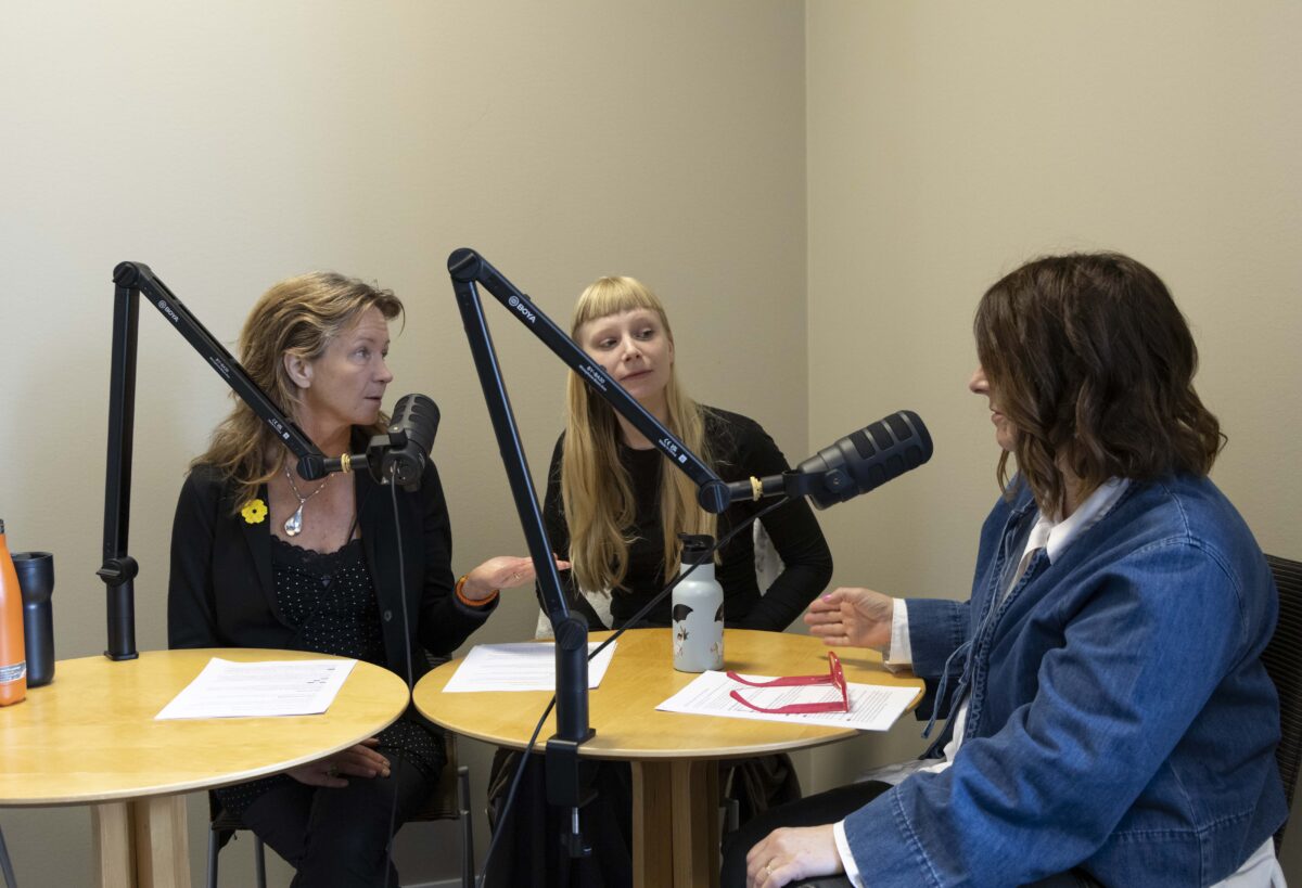 Poddinspelning med tre kvinnor. De har två mikrofoner framför sig.