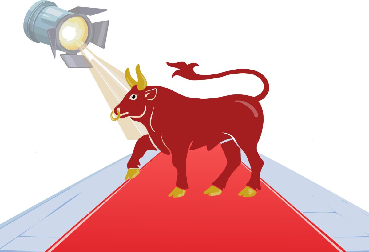 Dalslandstjuren står på en röd matta med strålkastare riktad mot sig.