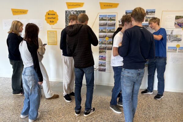 Ungdomar tittar på en utställning