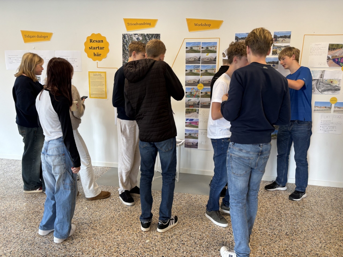Ungdomar tittar på en utställning