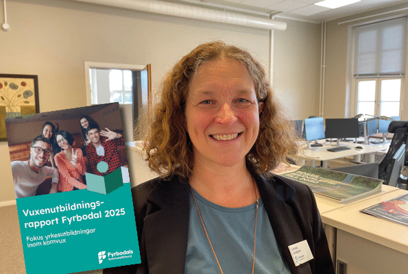 En kvinna ler mot kameran. Ett broschyromslag där det står Vuxenutbildningsrapport Fyrbodal 2025 är inklippt i bilden. I bakgrunden syns flera skrivbord.