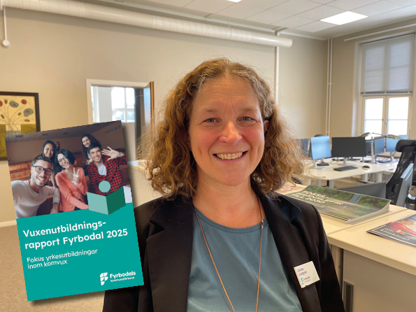 En kvinna ler mot kameran. Ett broschyromslag där det står Vuxenutbildningsrapport Fyrbodal 2025 är inklippt i bilden. I bakgrunden syns flera skrivbord.