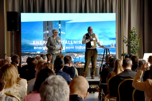 Christel Thuresson och Magnus på scenen under energikonferensen.