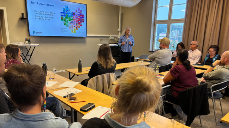 Publik som lyssnar på föreläsning
