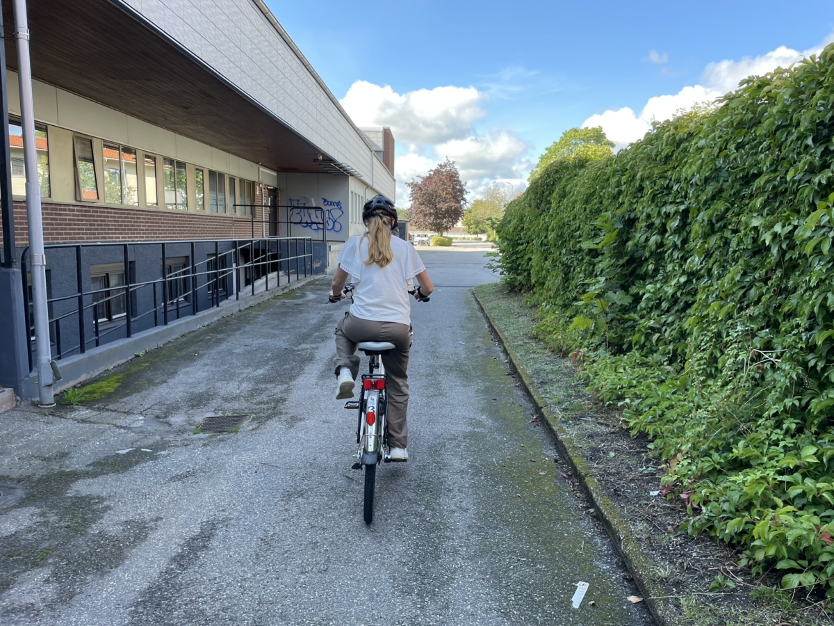 Kvinnlig cyklist cyklar.