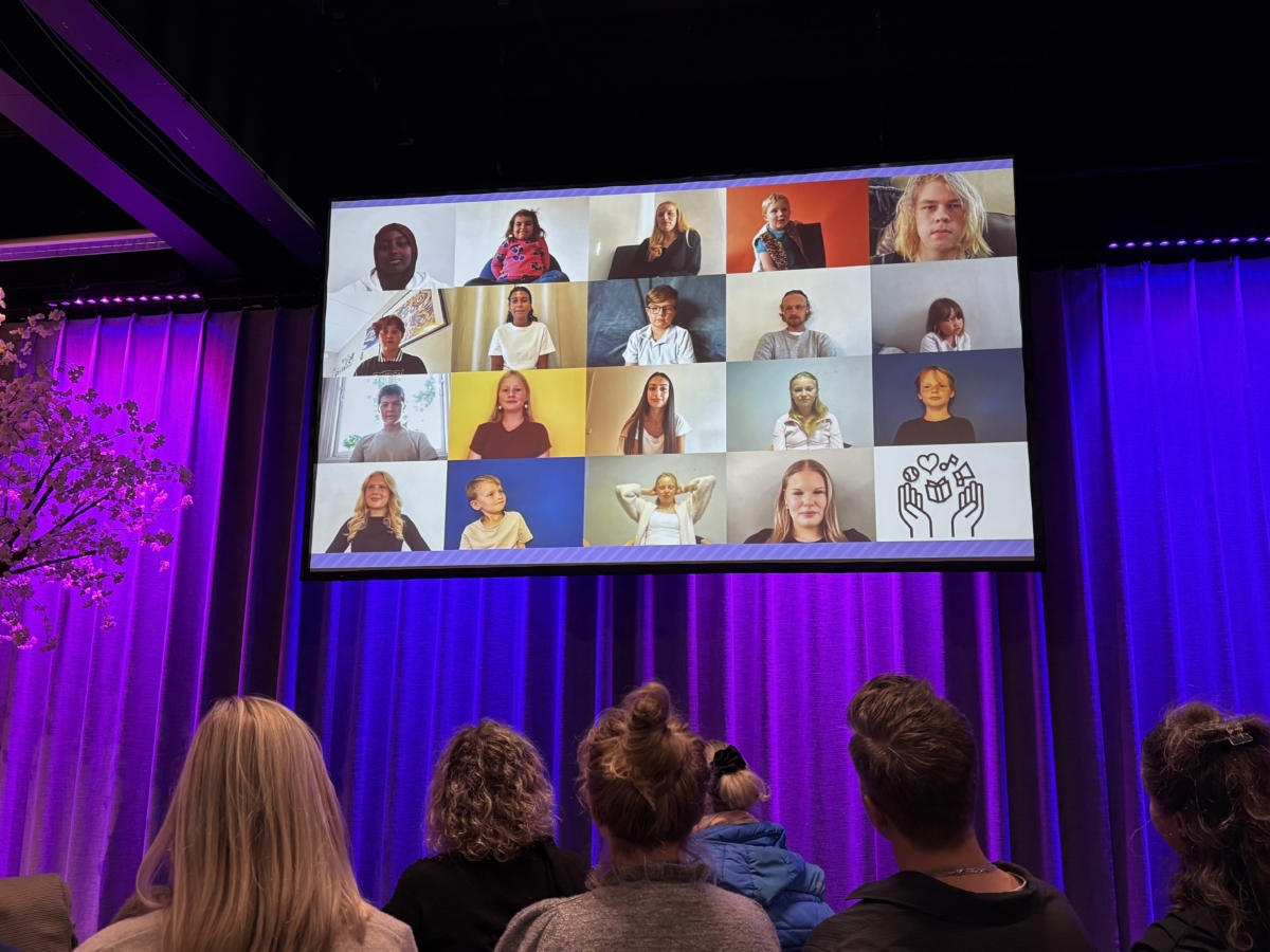 publik som tittar på en skärm med bilder på barn och unga